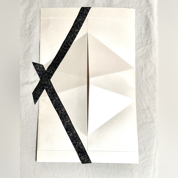 CHANEL Limited Edition Novelty foldable Gift bag/box off white/cream size9x6 NEW - Picture 8 of 10